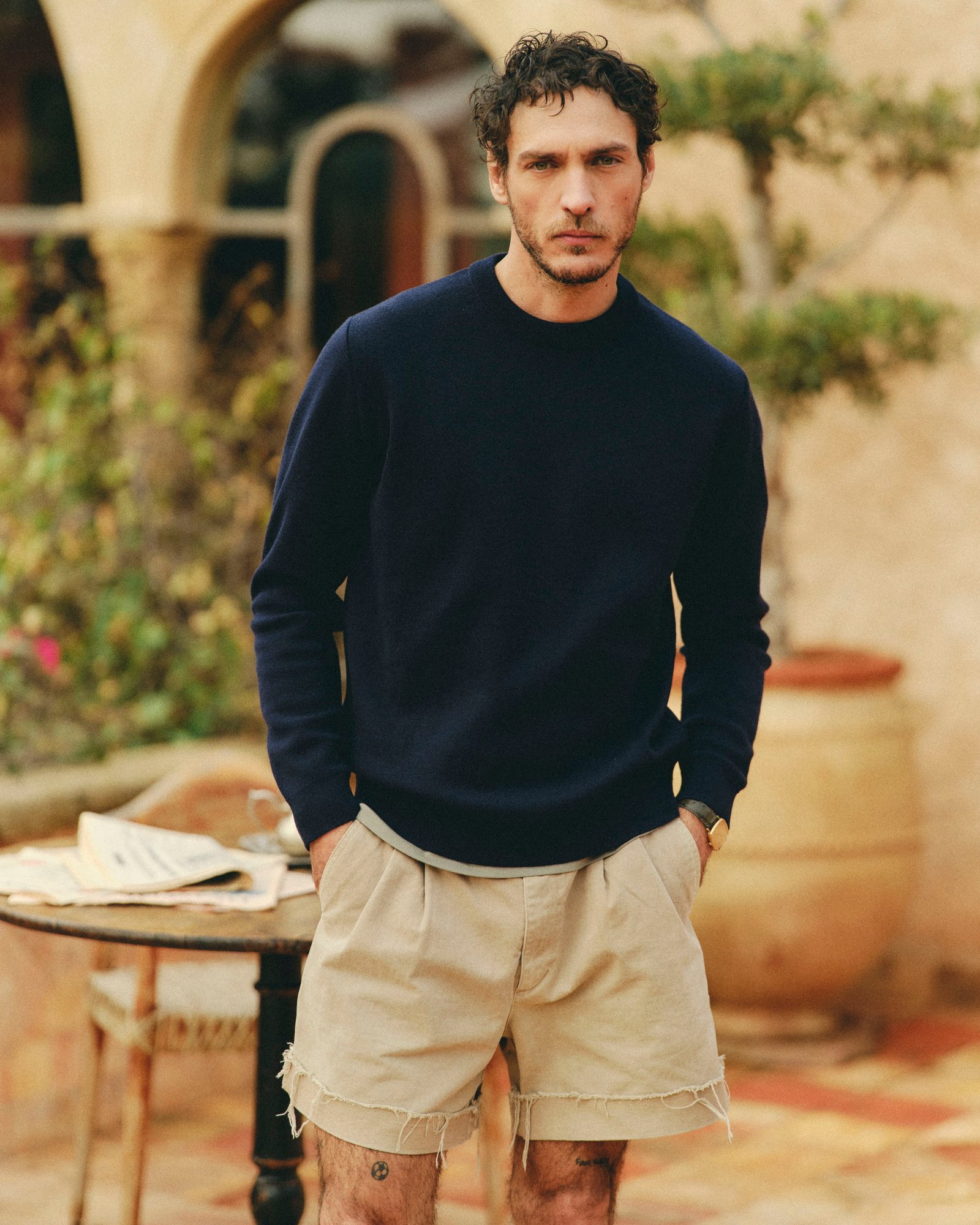 Homme portant le Pull Parfait bleu marine chiné Asphalte
