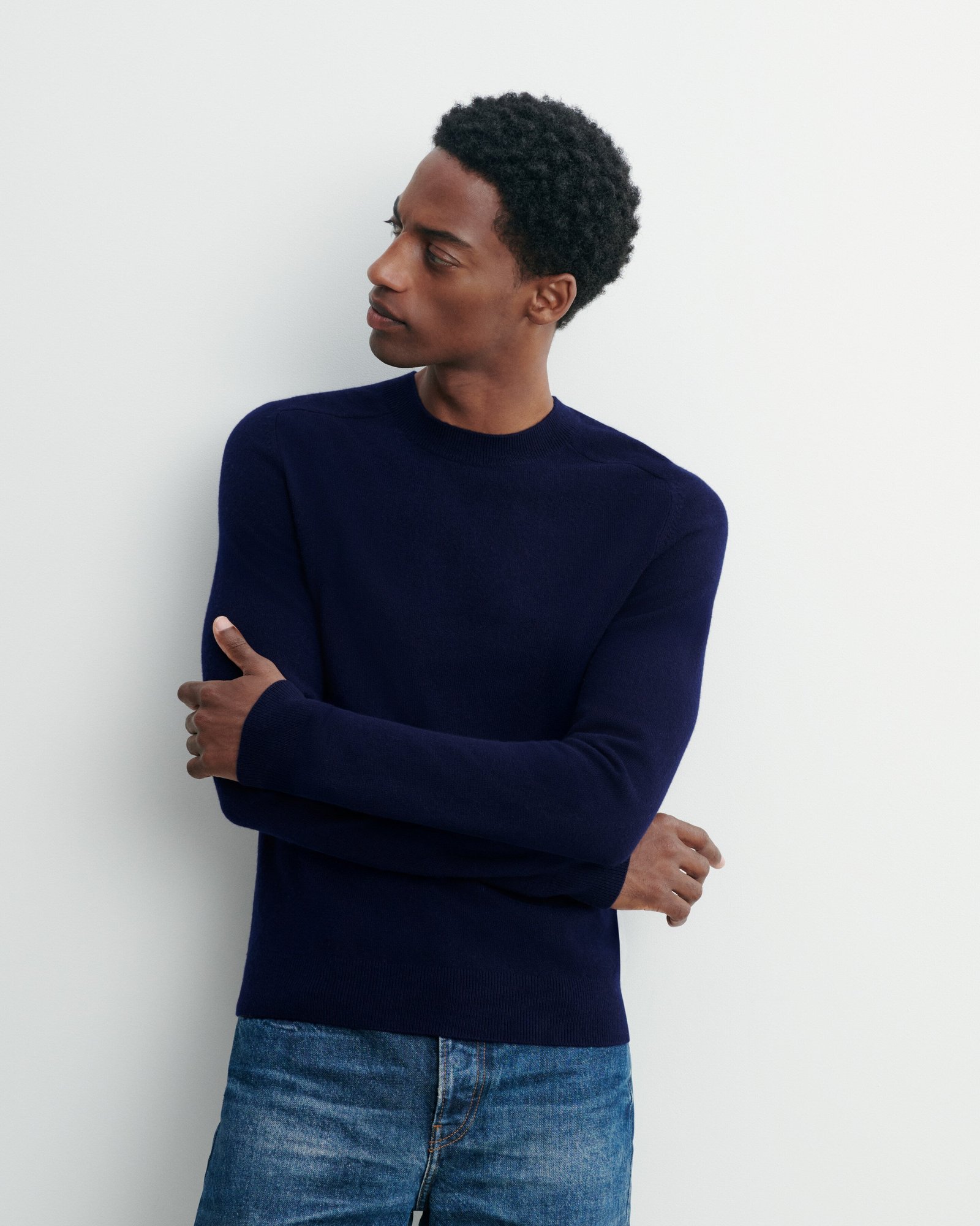 Homme portant le pull Célestin marine Bompard en cachemire