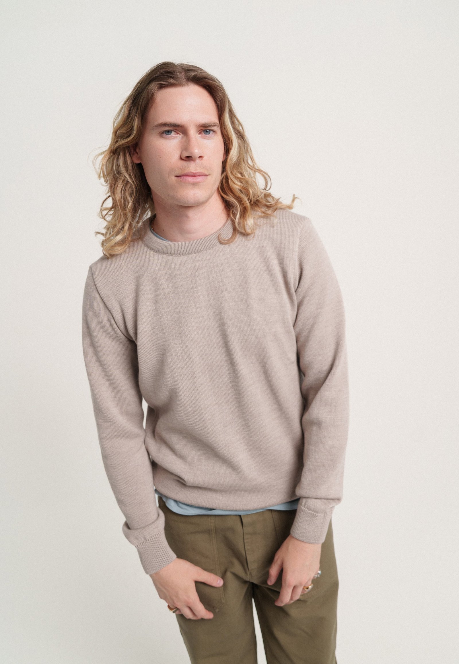 Homme portant le pull épais beige Loom