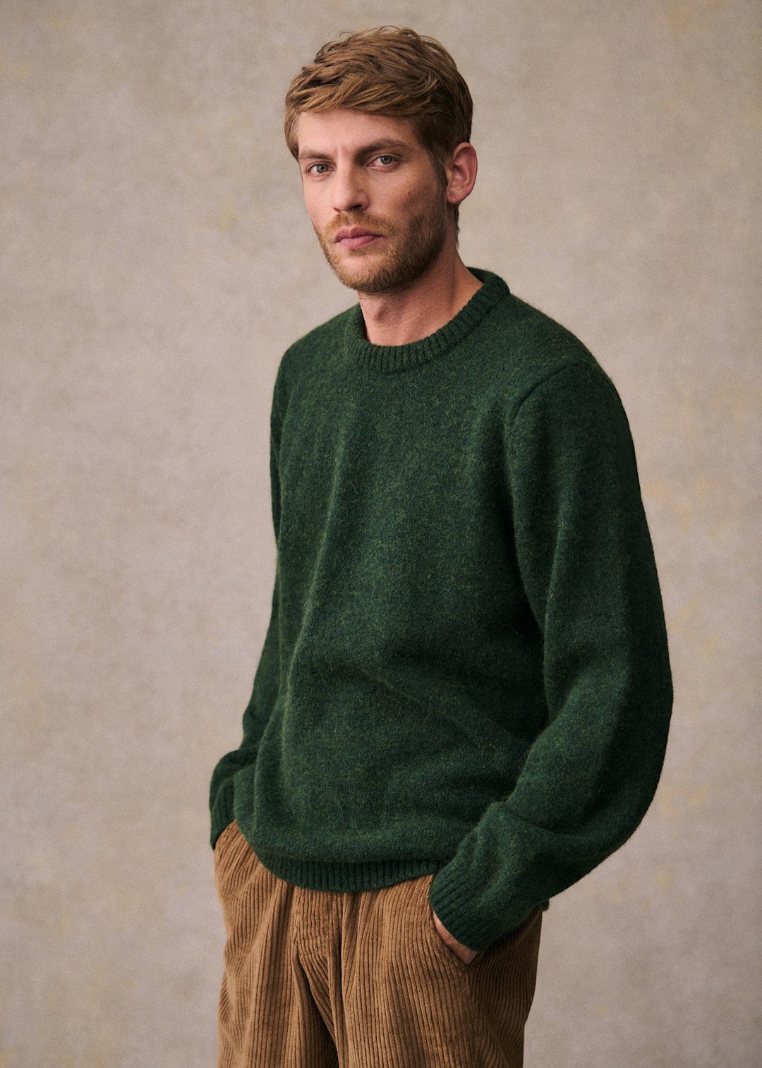 Homme portant le pull Arlen vert Octobre Éditions